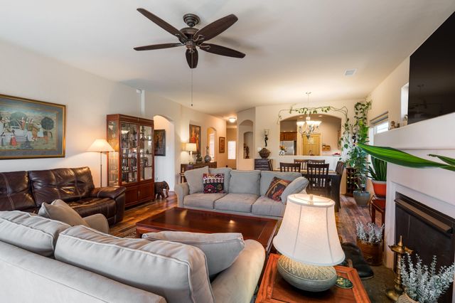 711 Firewheel Loop SW, Los Lunas, NM 87031