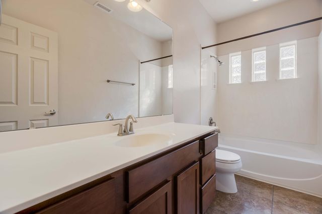 711 Firewheel Loop SW, Los Lunas, NM 87031