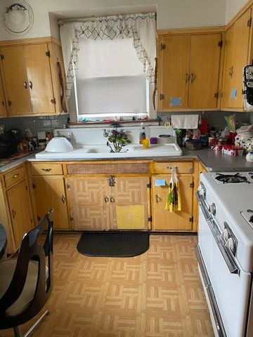 10216 S Calumet Avenue, Chicago, IL 60628