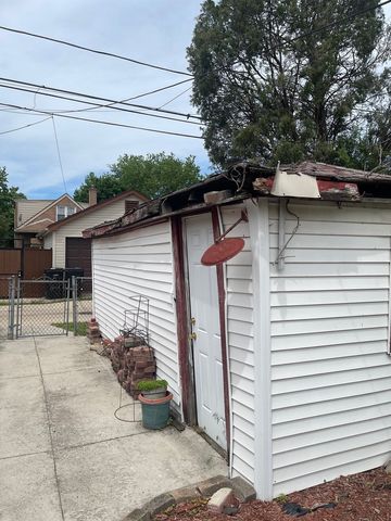 10216 S Calumet Avenue, Chicago, IL 60628