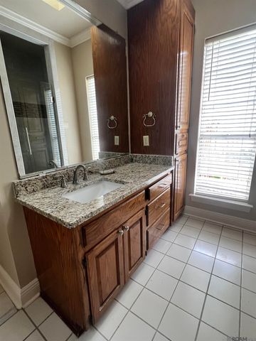 5638 Riverbend Blvd, Baton Rouge, LA 70820