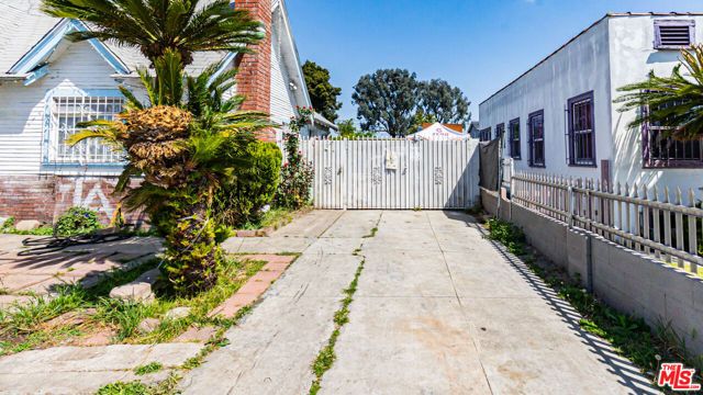 853 E 112th Street, Los Angeles, CA 90059