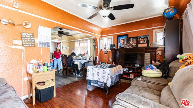 853 E 112th Street, Los Angeles, CA 90059