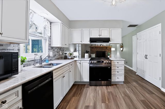 60 Waterford Court, Zionsville, IN 46077