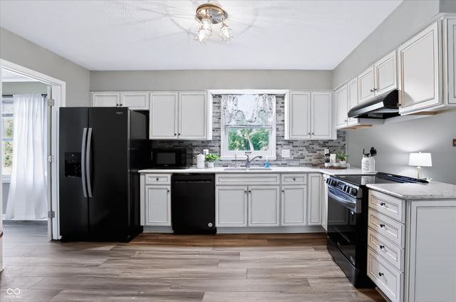 60 Waterford Court, Zionsville, IN 46077