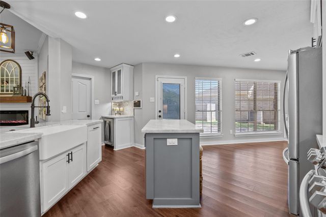 1009 Sable Drive, Friendswood, TX 77546