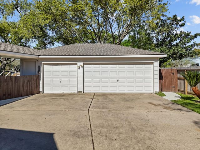 1009 Sable Drive, Friendswood, TX 77546