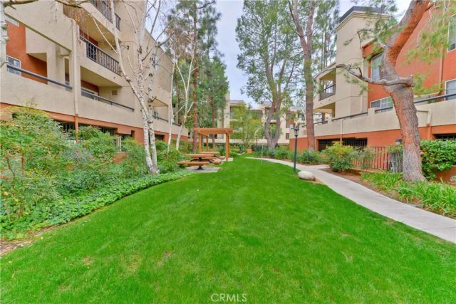 5530 Owensmouth Avenue 324, Woodland Hills, CA 91367