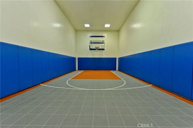 5530 Owensmouth Avenue 324, Woodland Hills, CA 91367