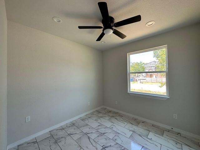 501 Maple ST, Taylor, TX 76574