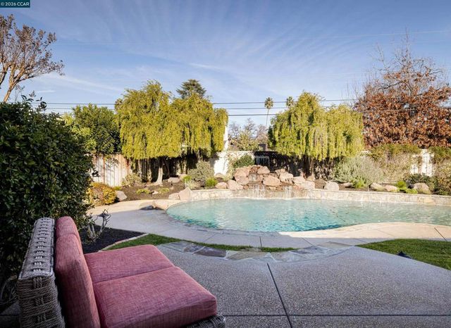 902 Kane Cir, Walnut Creek, CA 94598