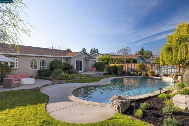 902 Kane Cir, Walnut Creek, CA 94598