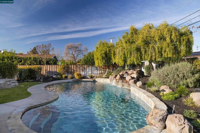 902 Kane Cir, Walnut Creek, CA 94598