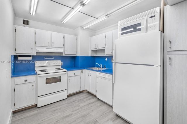 100 Bayview Dr 229, Sunny Isles Beach, FL 33160