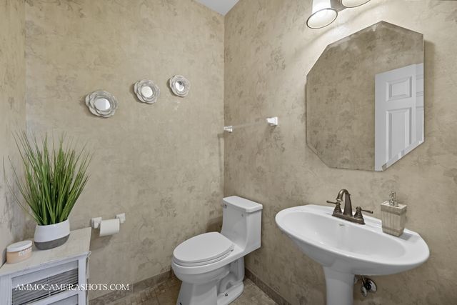 1142 DEERPATH Road, Aurora, IL 60506