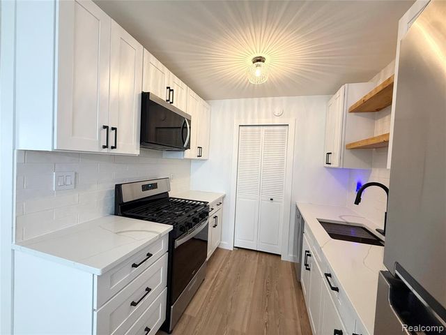 39726 Village Wood Lane, Novi, MI 48375