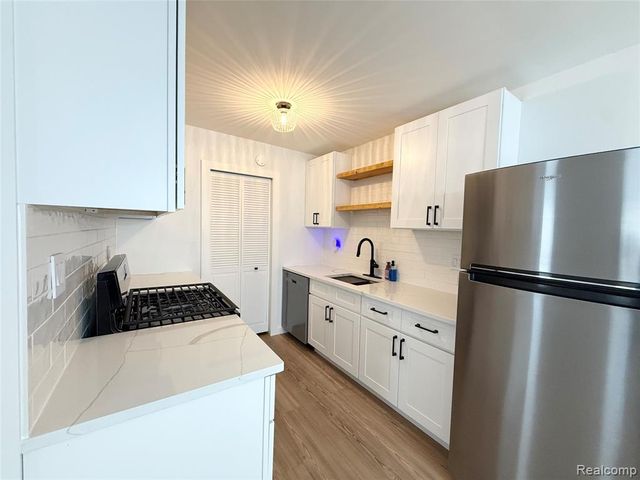 39726 Village Wood Lane, Novi, MI 48375