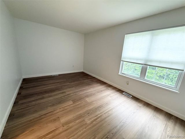 39726 Village Wood Lane, Novi, MI 48375