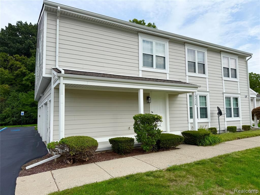 39726 Village Wood Lane, Novi, MI 48375