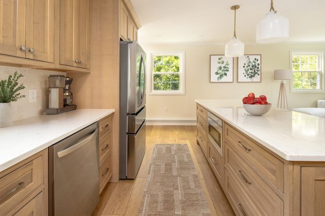 10 Knollwood Dr, Mattapoisett, MA 02739