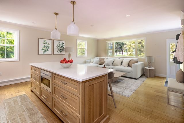 10 Knollwood Dr, Mattapoisett, MA 02739