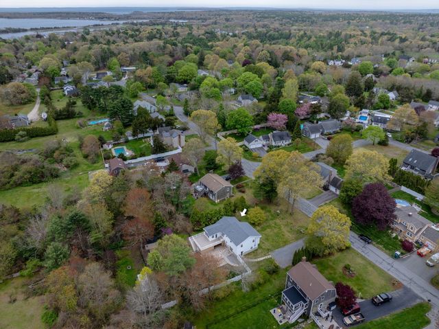 10 Knollwood Dr, Mattapoisett, MA 02739