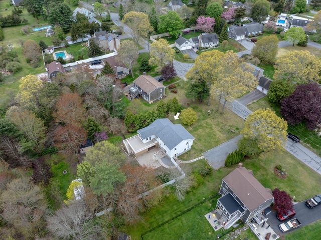 10 Knollwood Dr, Mattapoisett, MA 02739