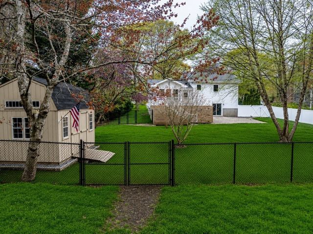 10 Knollwood Dr, Mattapoisett, MA 02739