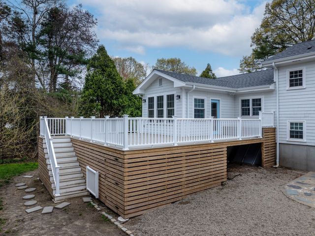 10 Knollwood Dr, Mattapoisett, MA 02739