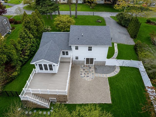 10 Knollwood Dr, Mattapoisett, MA 02739