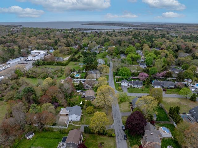 10 Knollwood Dr, Mattapoisett, MA 02739