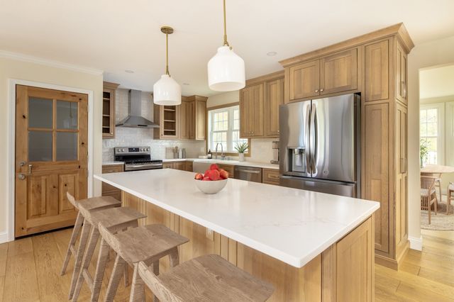 10 Knollwood Dr, Mattapoisett, MA 02739