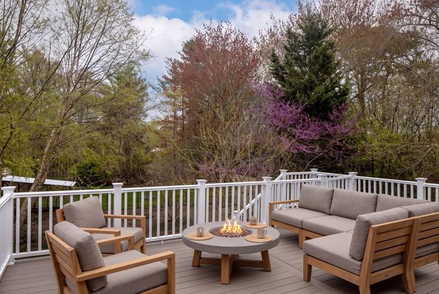 10 Knollwood Dr, Mattapoisett, MA 02739
