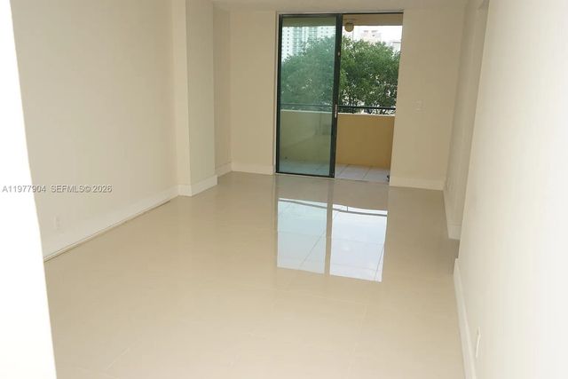 546 SW 1st St 404, Miami, FL 33130