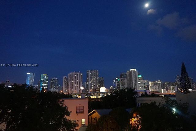 546 SW 1st St 404, Miami, FL 33130