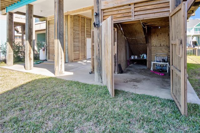 919 Mary Ann, Crystal Beach, TX 77650