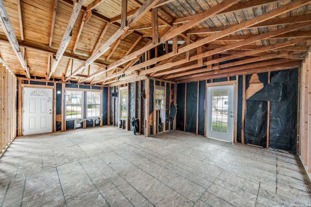 630 E Ireland, Seguin, TX 78155