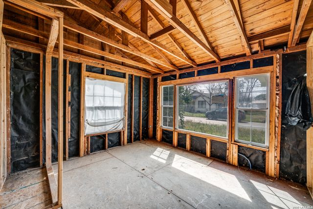 630 E Ireland, Seguin, TX 78155