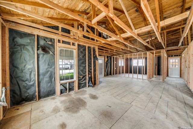 630 E Ireland, Seguin, TX 78155