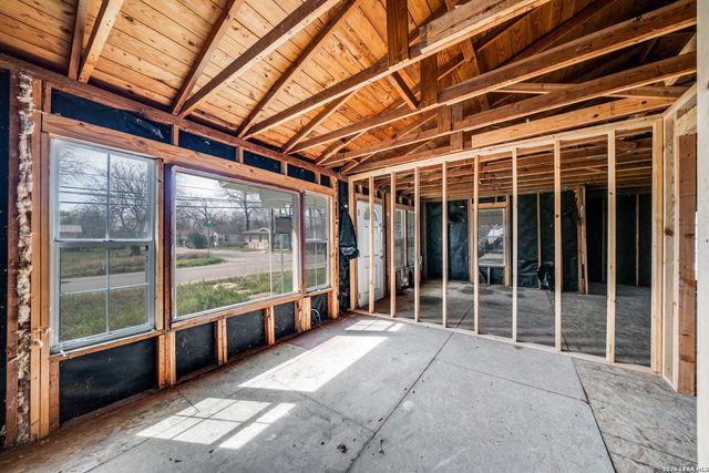 630 E Ireland, Seguin, TX 78155