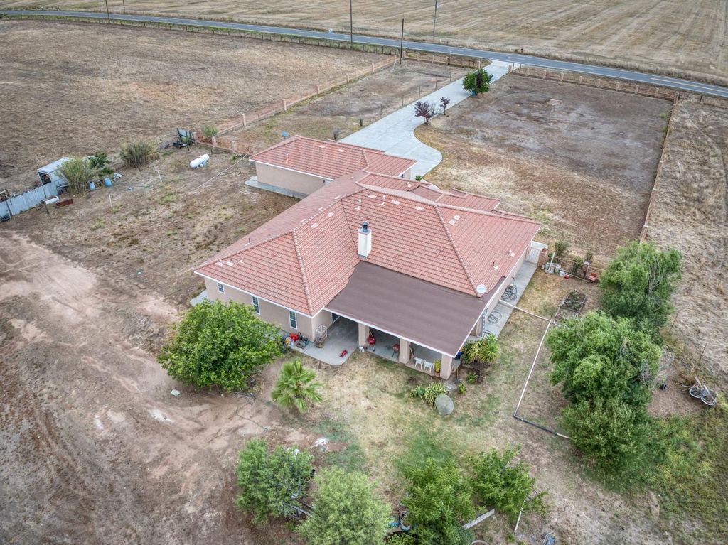 Image 13 of property listing at 25858 Avenue 26, Chowchilla, CA 93610