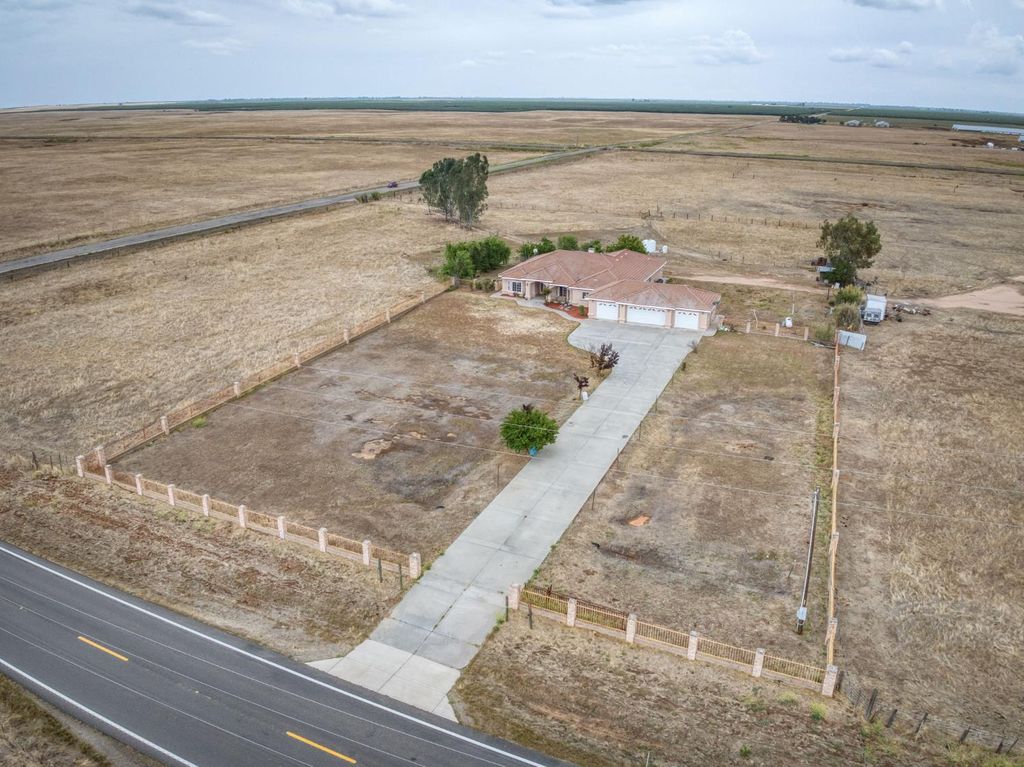 Image 14 of property listing at 25858 Avenue 26, Chowchilla, CA 93610