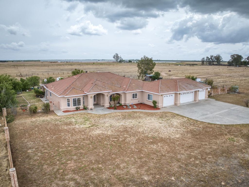 Image 15 of property listing at 25858 Avenue 26, Chowchilla, CA 93610