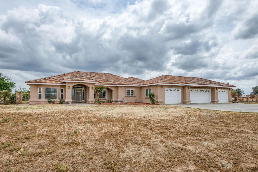 Image 2 of property listing at 25858 Avenue 26, Chowchilla, CA 93610