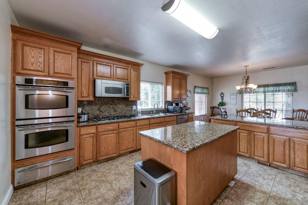 Image 5 of property listing at 25858 Avenue 26, Chowchilla, CA 93610