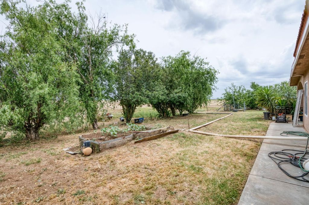 Image 9 of property listing at 25858 Avenue 26, Chowchilla, CA 93610