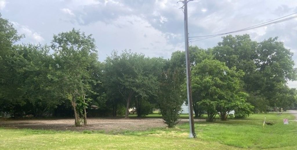 104 S Lamar Street, Tioga, TX 76271