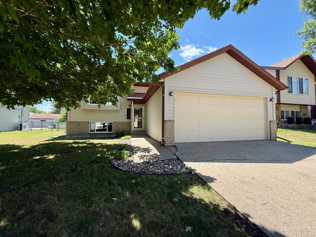 1508 36th Avenue S, Fargo, ND 58104
