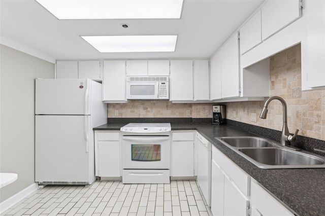 1 KEY CAPRI 302E, Treasure Island, FL 33706