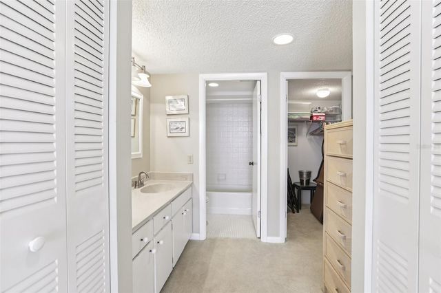 1 KEY CAPRI 302E, Treasure Island, FL 33706